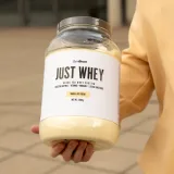 Just Whey Grass-Fed Protein – GymBeam - Вкус: Ванилов сладолед | Vek: Възрастни | Тегло: 1 g · záber 2