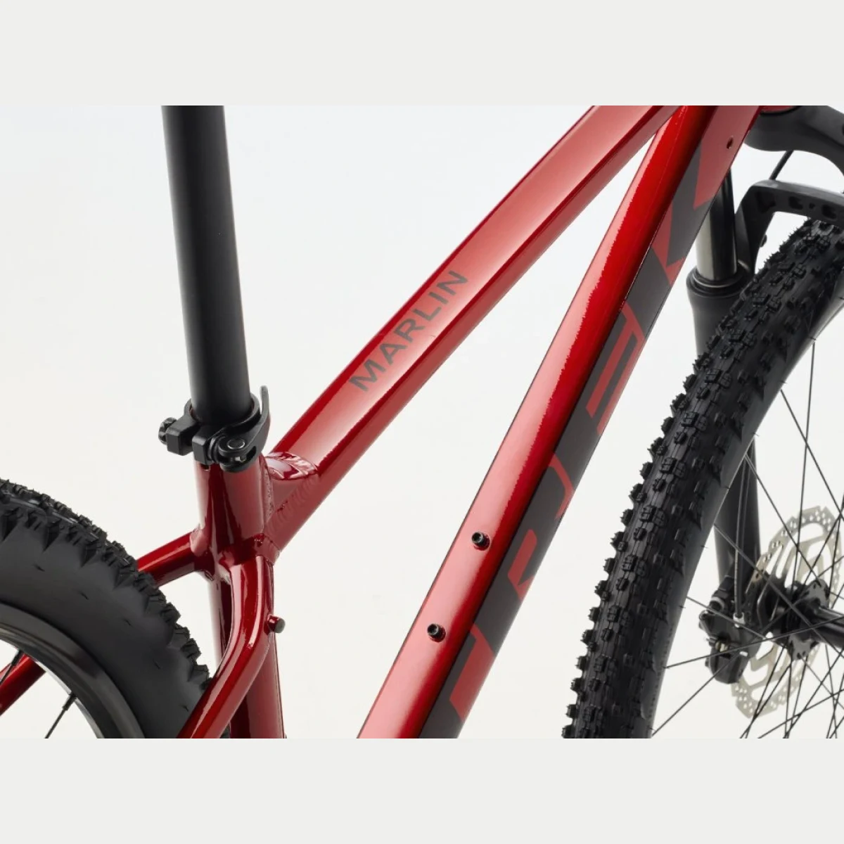 Trek Marlin 5 Gen 3 Fury Red 2026 · záber 4