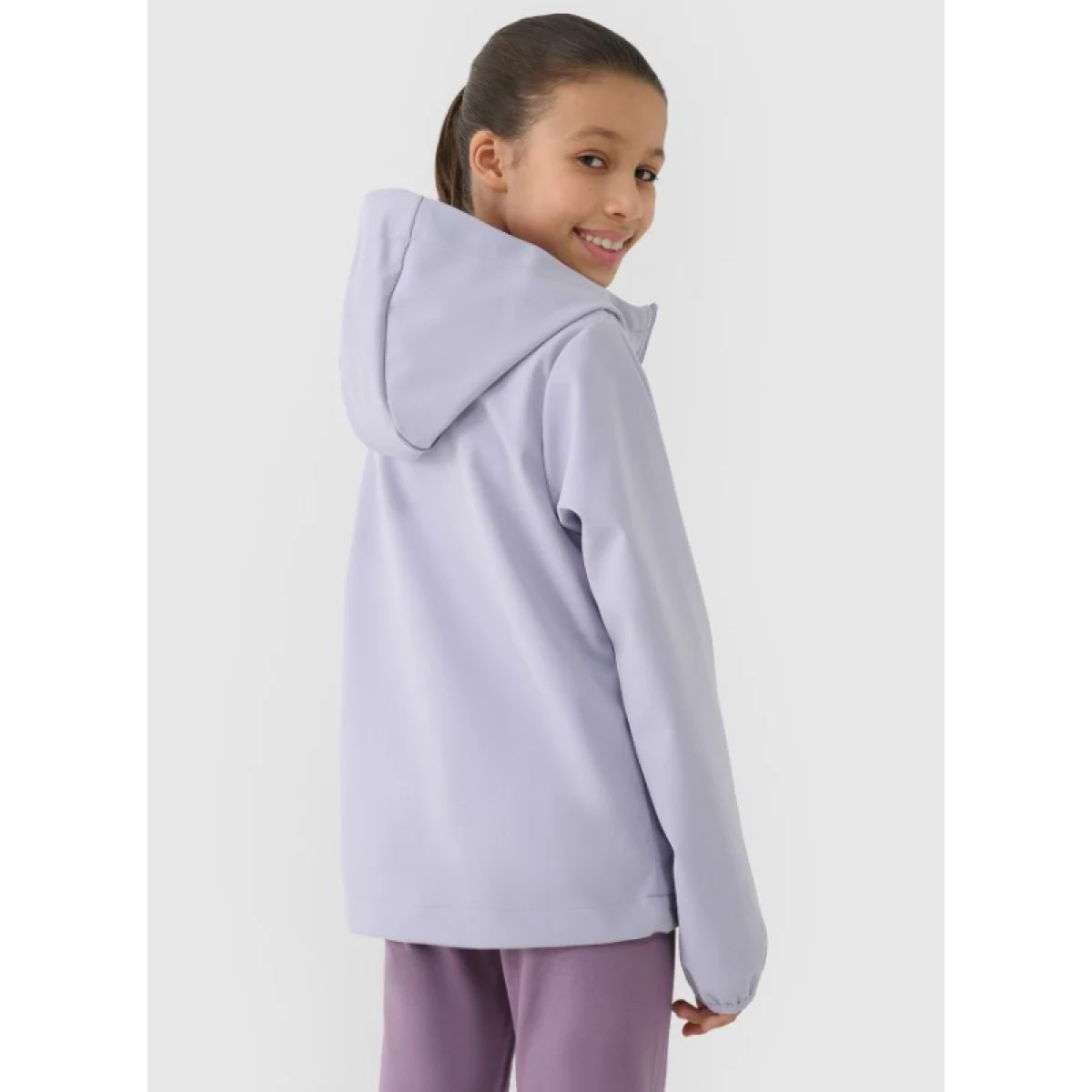 Dívčí tréninková softshellová bunda s kapucí 4F JUNIOR SOFTSHELL JACKET-JWSS25TSOFF305-27S-GREY · záber 2