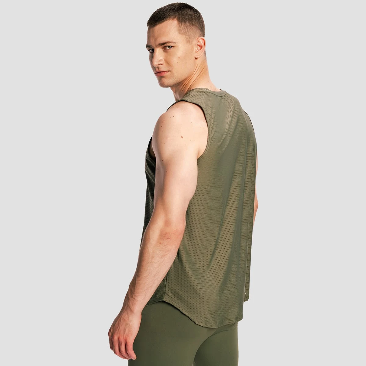 GymBeam Men‘s Combat Tank Top Olive Grey - Velikost: XXL | Barva: sivá | Pohlavie: Pánské | Hmotnost: 0,208 kg | Balení: 95 · záber 4