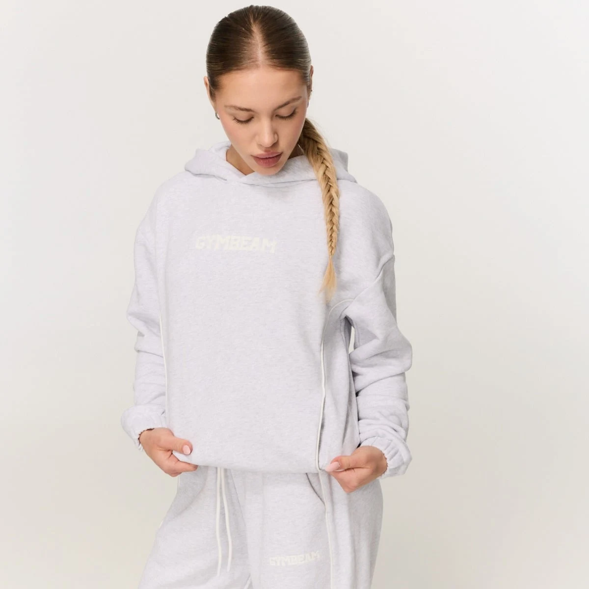 GymBeam Women‘s Varsity Hoodie Grey - Velikost: XS | Barva: sivá | Pohlavie: Dámské | Hmotnost: 0,8162 kg | Balení: 15 · záber 4