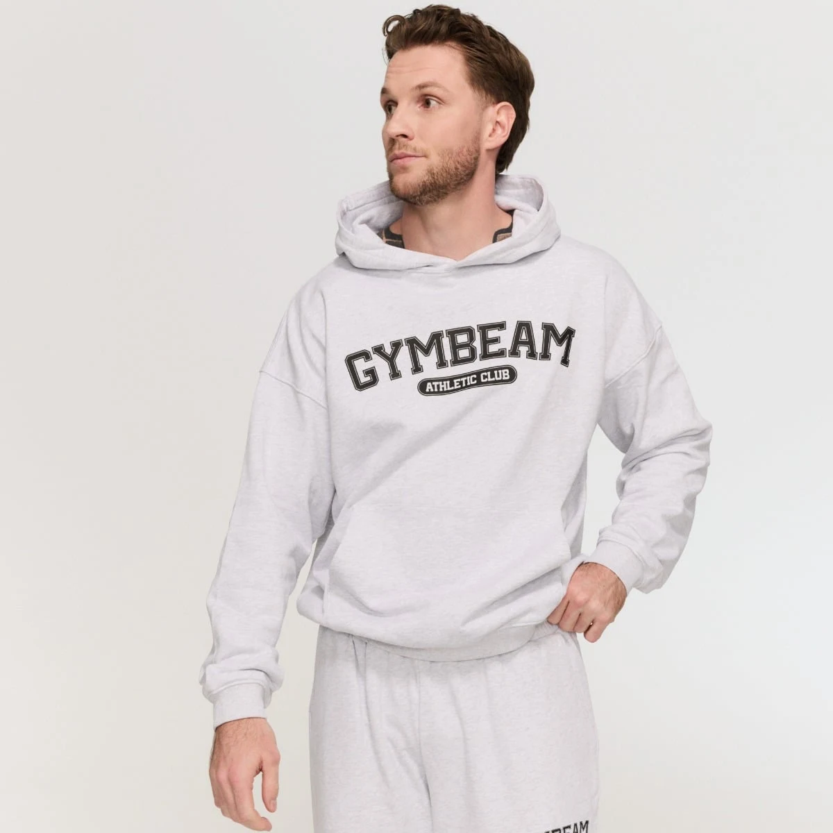 GymBeam Mikina Varsity Grey - Velikost: M | Barva: sivá | Hmotnost: 0,6672 kg | Balení: 20 · záber 2