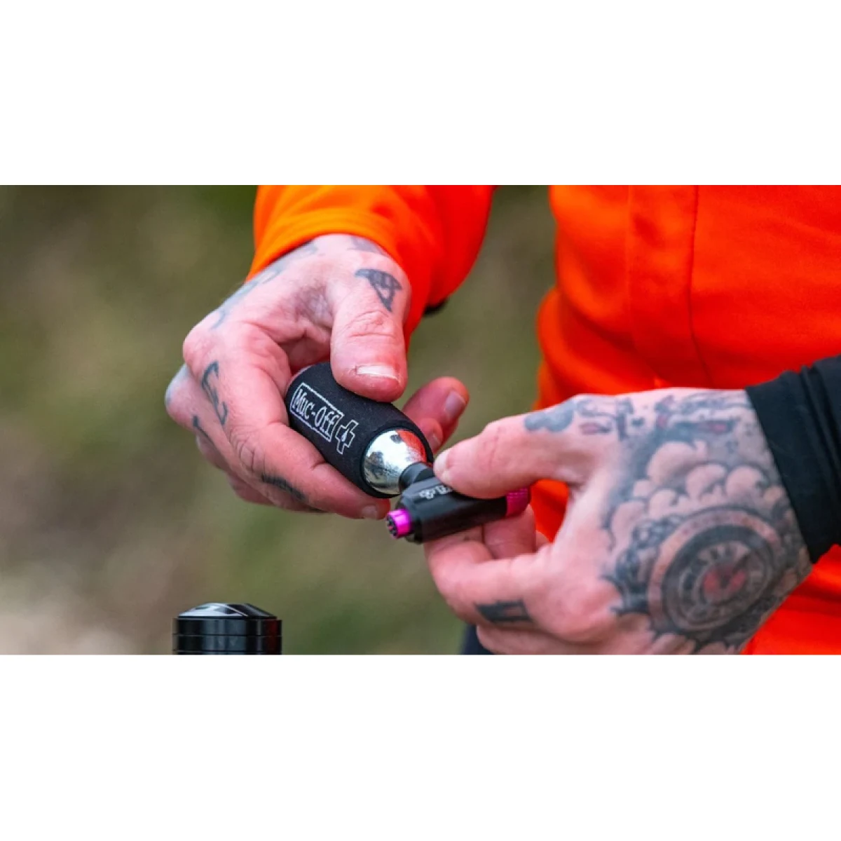 Pumpa na kolo MUC-OFF MTB Inflator Kit · záber 2