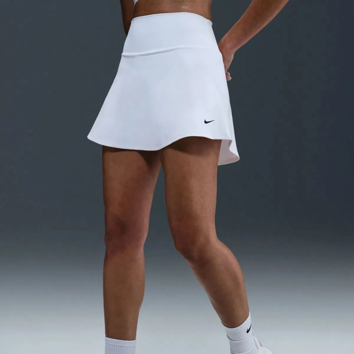 Dámská tréninková sukně NIKE W NK ONE DF HR SKIRT CPSL SPD WHITE BLACK · záber 10
