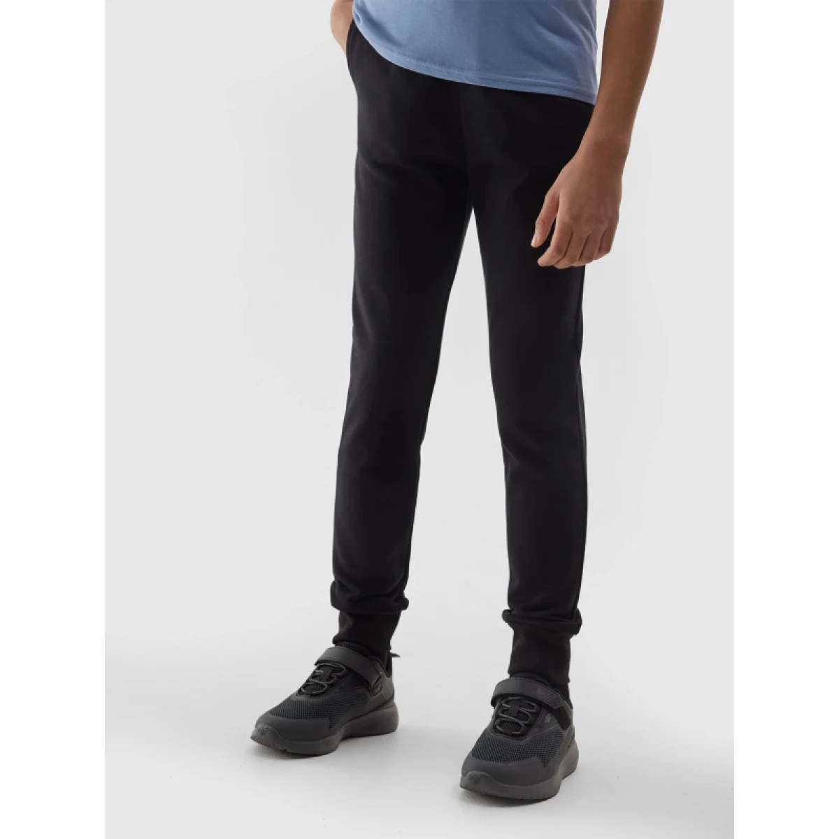 Dívčí tepláky 4F JUNIOR TROUSERS-4FJWSS24TTROF587-20S-DEEP BLACK · záber 2