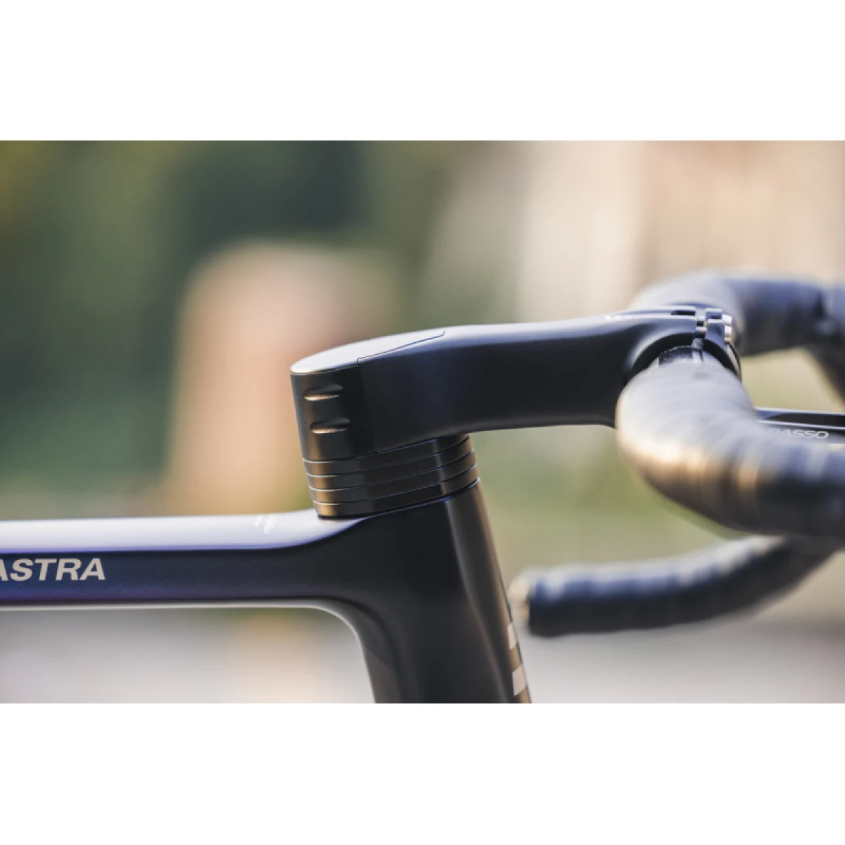 Silniční kolo BASSO Astra disc, camaleont, Sram Rival eTap AXS, Microtech MrLite · záber 2