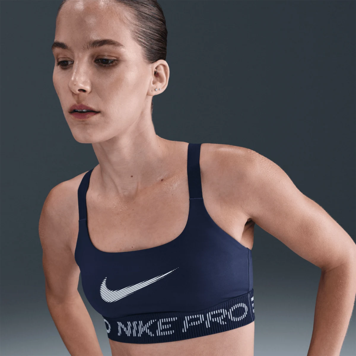Dámská sportovní tréninková podprsenka NIKE PRO W NP LS BRA TT GRX MIDNIGHT NAVY FOOTBALLGREY WHITE - Barva: biela · záber 3