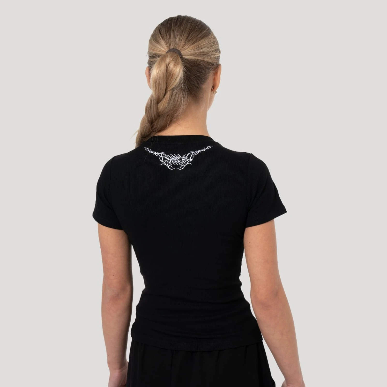GymBeam Dámské tričko Tribal Ribbed Black - Velikost: XS | Barva: čierna | Pohlavie: Dámské | Hmotnost: 0,1462 kg | Balení: 110 · záber 4