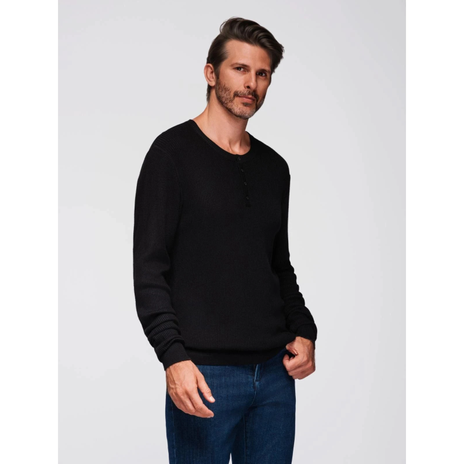 Pánský svetr OMBRE Sweater OM-SWSW-0182 V-2 black · záber 2