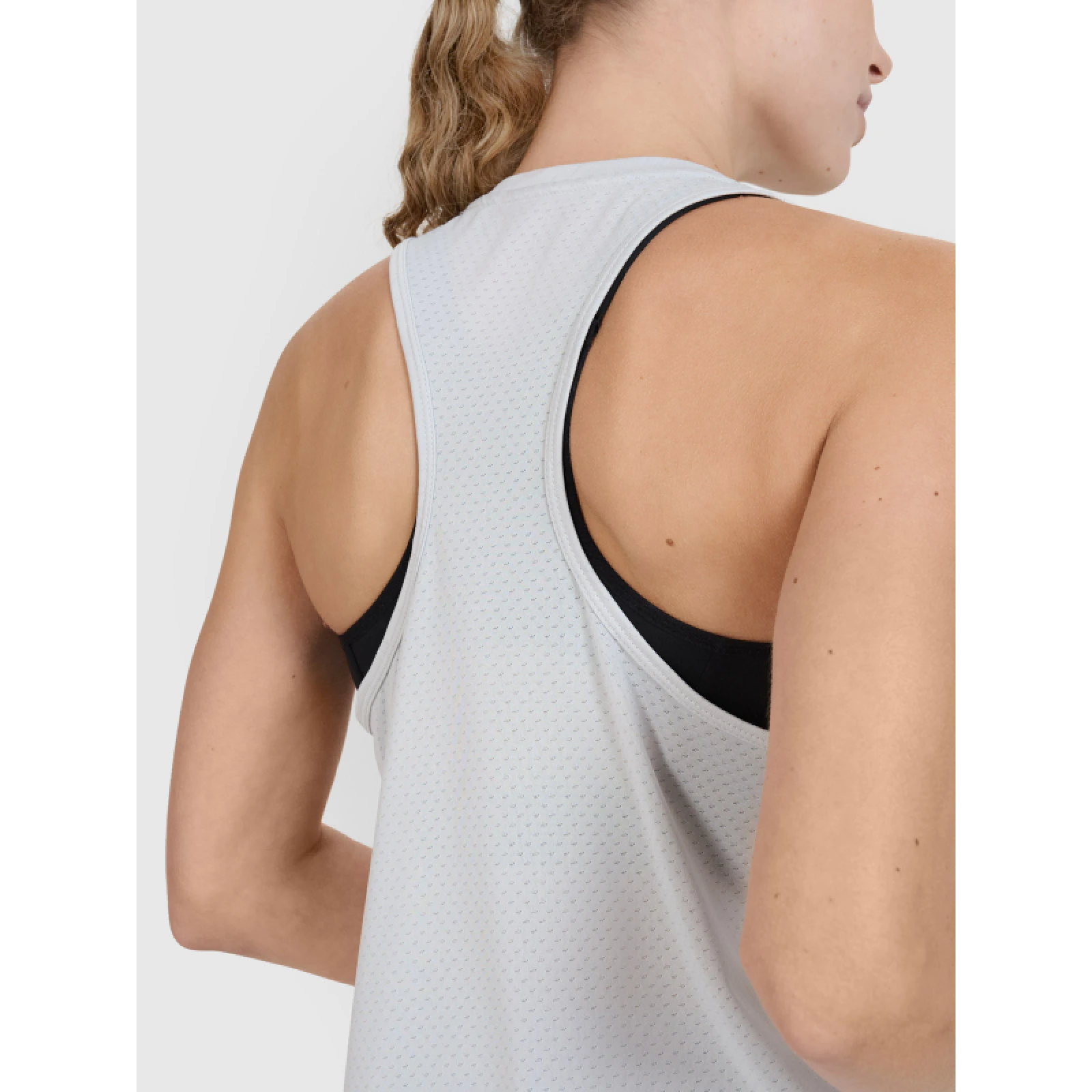 Dámské běžecké tričko bez rukávů 4F SLEEVELESS FNK-WSS25TFSLF427-27S-COLD LIGHT GREY · záber 4