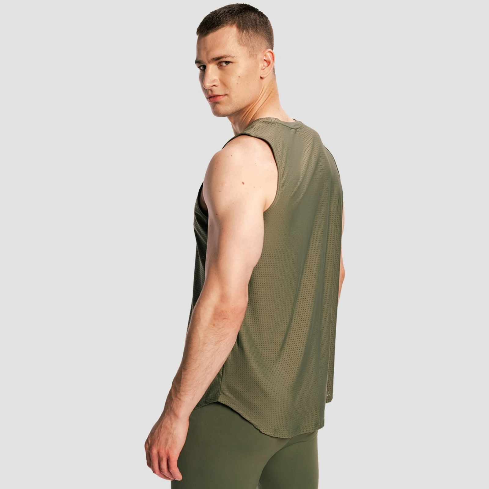 GymBeam Men‘s Combat Tank Top Olive Grey - Velikost: XXL | Barva: sivá | Pohlavie: Pánské | Hmotnost: 0,208 kg | Balení: 95 · záber 4