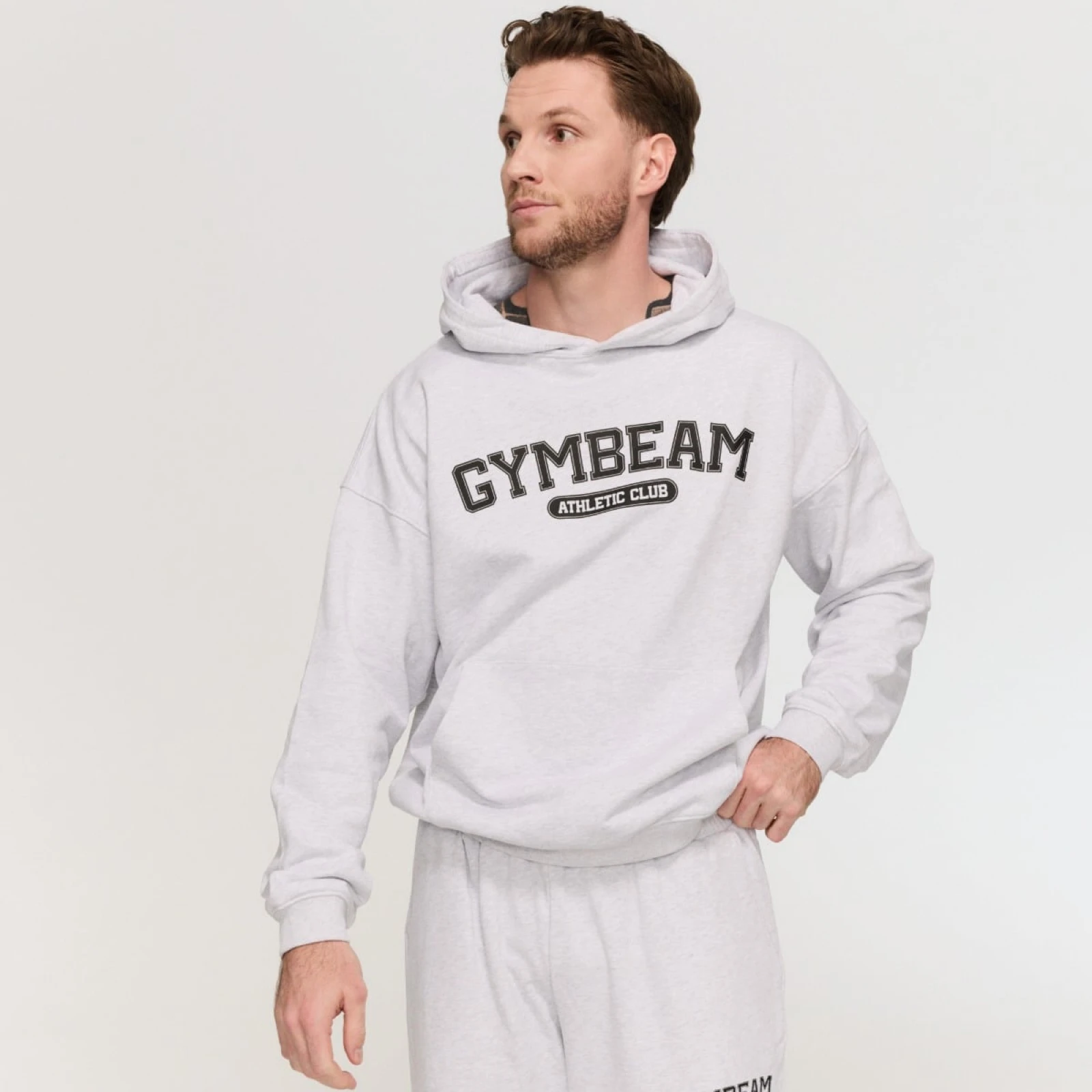 GymBeam Mikina Varsity Grey - Velikost: M | Barva: sivá | Hmotnost: 0,6672 kg | Balení: 20 · záber 2