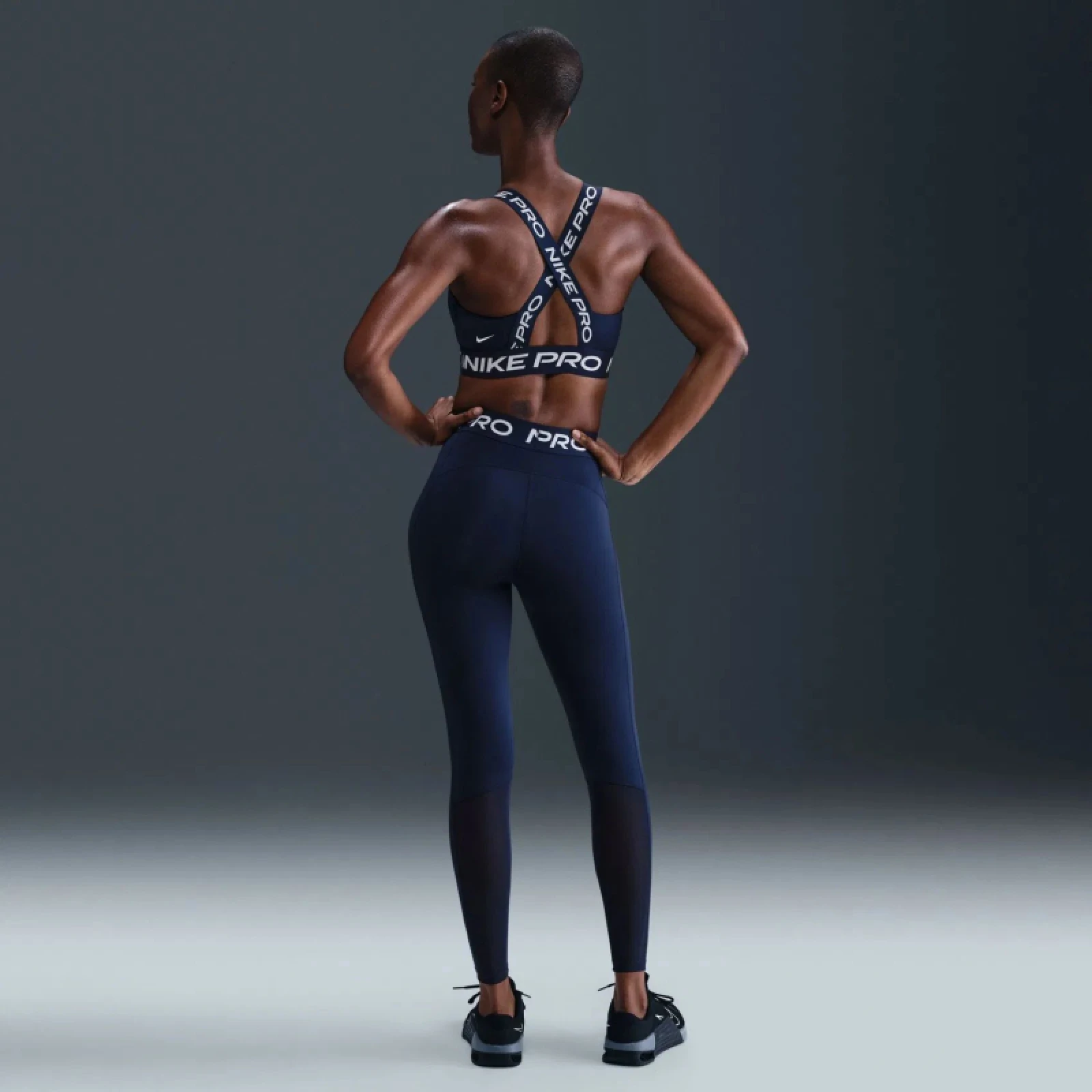 Dámská sportovní tréninková podprsenka NIKE PRO W NP BRA TT MIDNIGHT NAVY MIDNIGHTNAVY WHITE - Barva: biela · záber 5