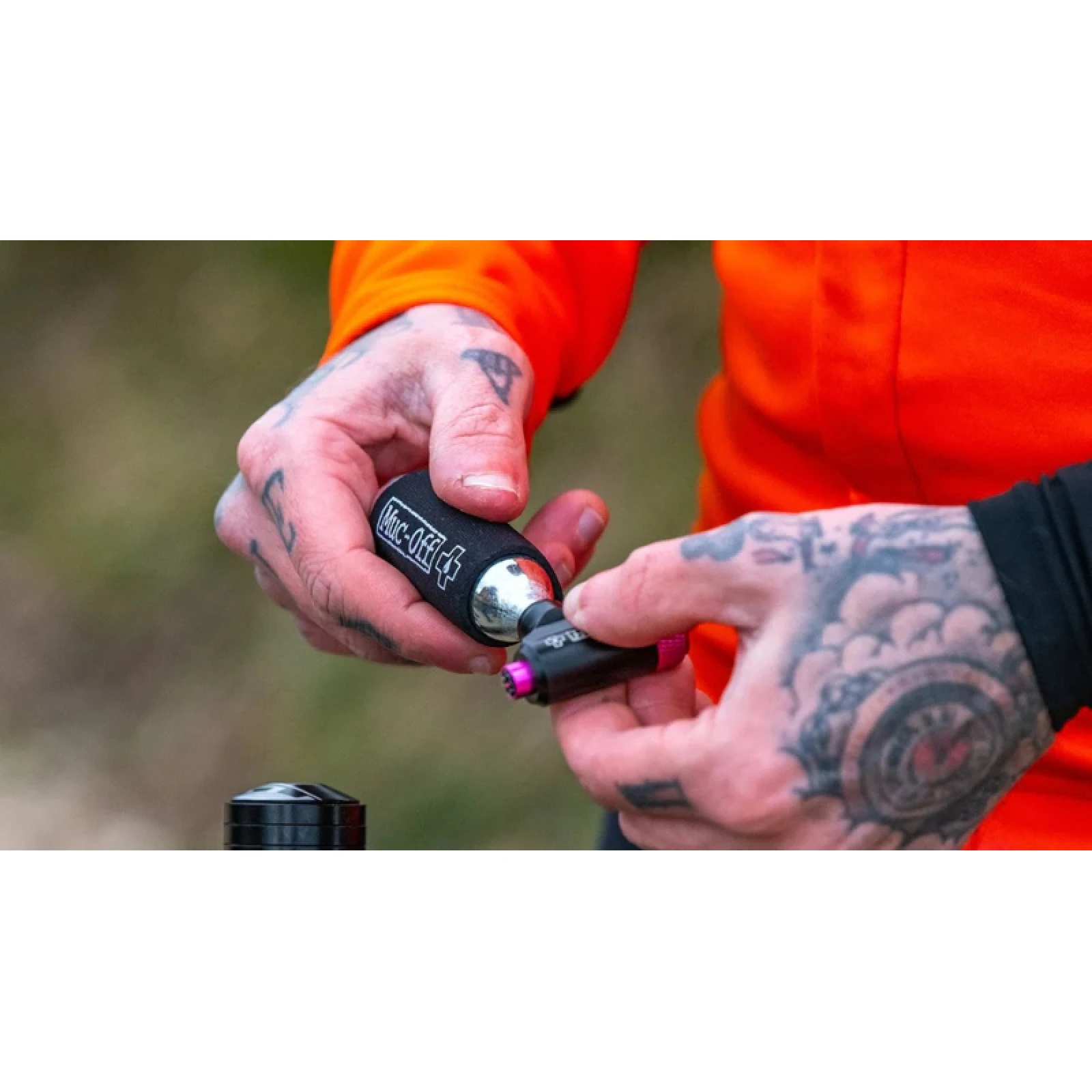 Pumpa na kolo MUC-OFF MTB Inflator Kit · záber 2