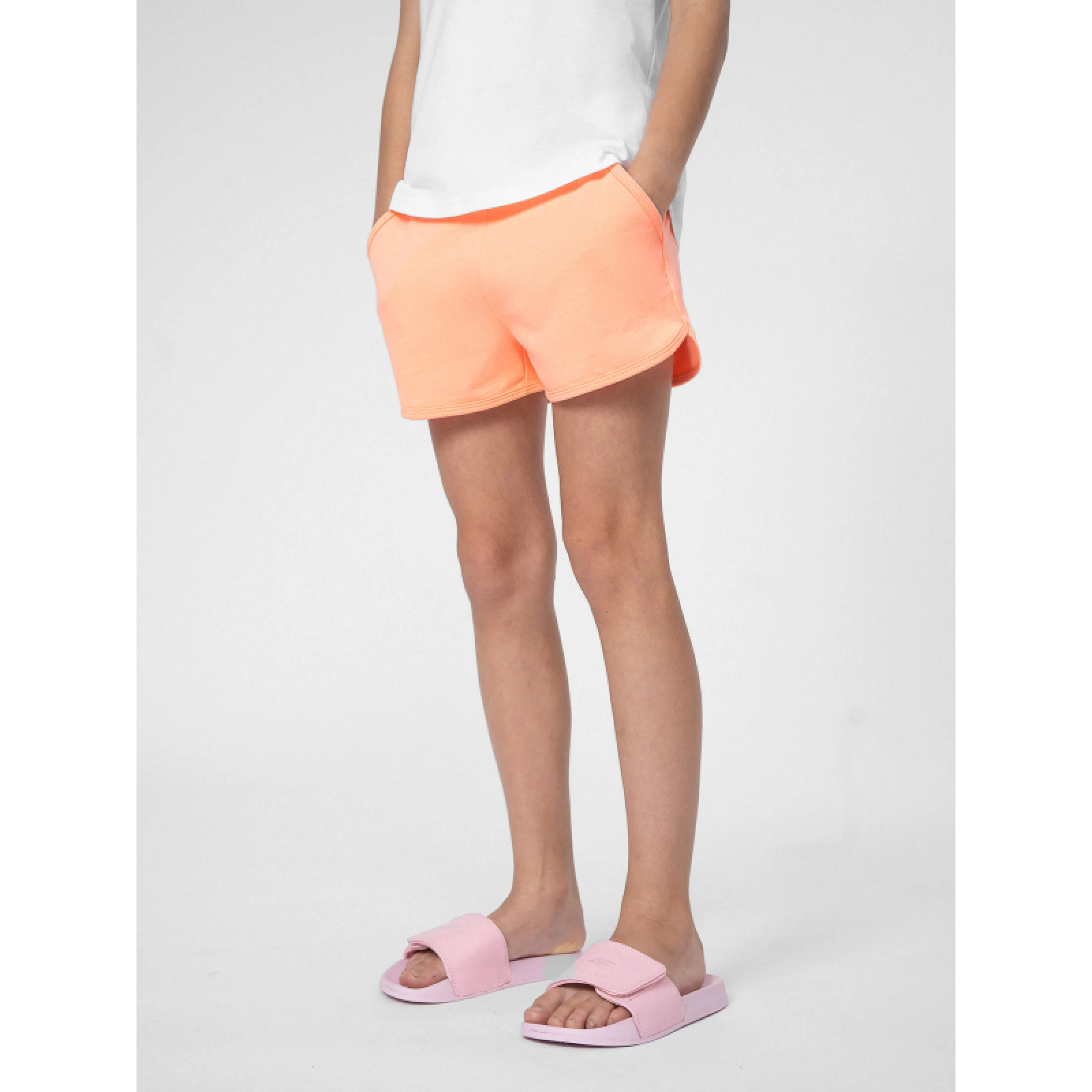 Dívčí teplákové kraťasy 4F JUNIOR SHORTS CAS F099-64N-SALMON CORAL NEON · záber 2
