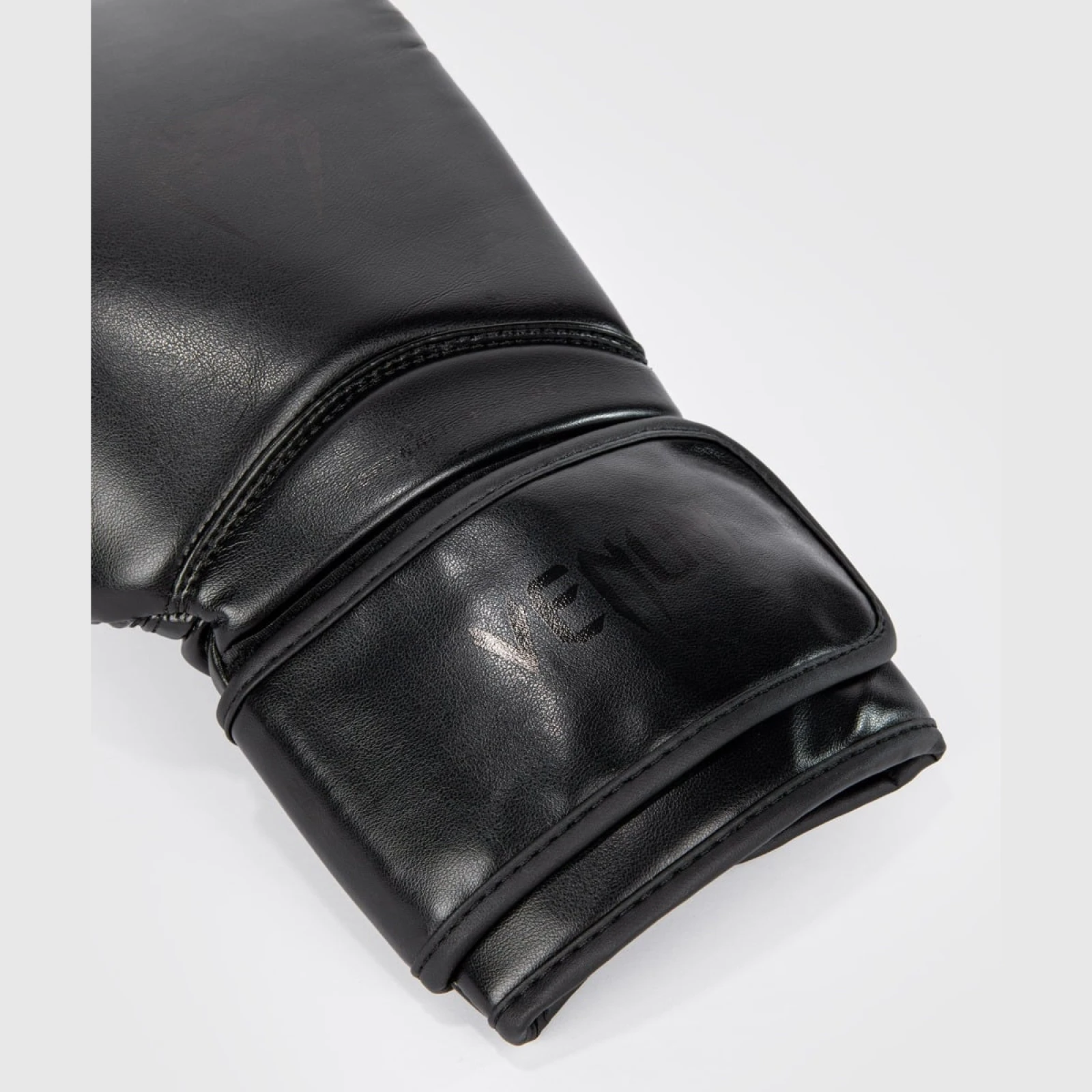 Venum Boxerské rukavice Contender Black/Black · záber 4