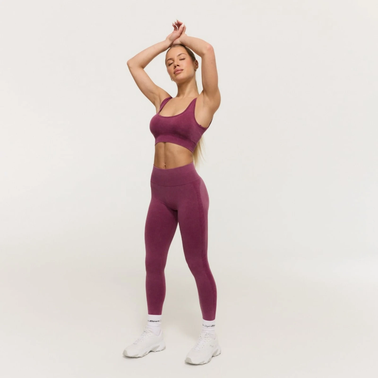 GymBeam Bezešvá sportovní podprsenka Lift Plum - Velikost: XS | Barva: červená | Hmotnost: 0,086 kg | Balení: 70 · záber 5