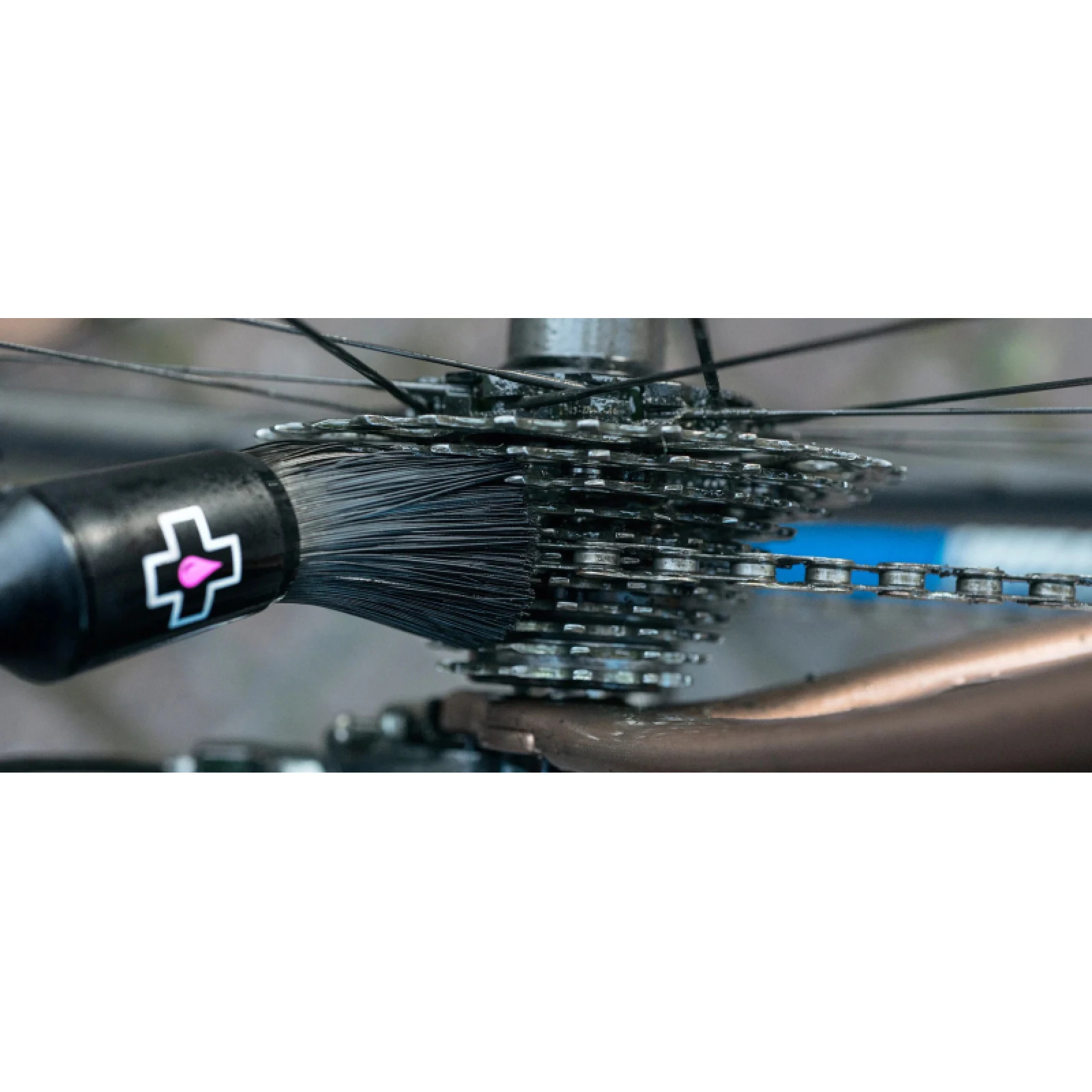 Kefka na údržbu kola MUC-OFF Drivetrain Brush · záber 2