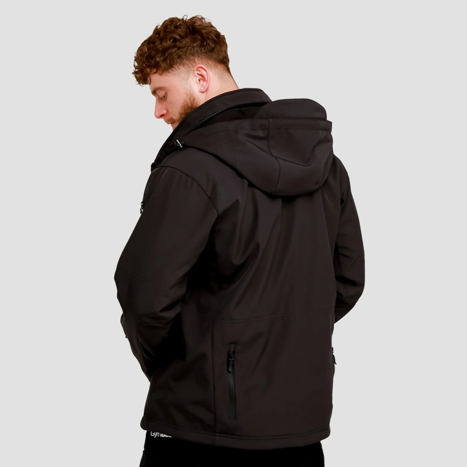 GymBeam Pánská bunda Softshell Black - Velikost: S | Barva: čierna | Hmotnost: 0,81 kg | Balení: 20 · záber 3