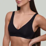 GymBeam Bezešvá podprsenka Black - Velikost: XS | Barva: čierna | Hmotnost: 0,058 kg | Balení: 58 · záber 3
