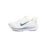 W NIKE VOMERO 18 · záber 2