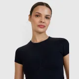 Dámské rychleschnoucí tričko na jógu - černé · záber 2