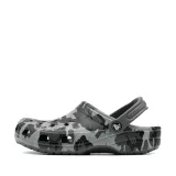 Chlapecké kroksy (rekreační obuv) CROCS Classic Camo Clog K black grey · záber 2
