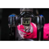 Nástroj na údržbu kola MUC-OFF Deep Scruber Gloves Pink L · záber 5