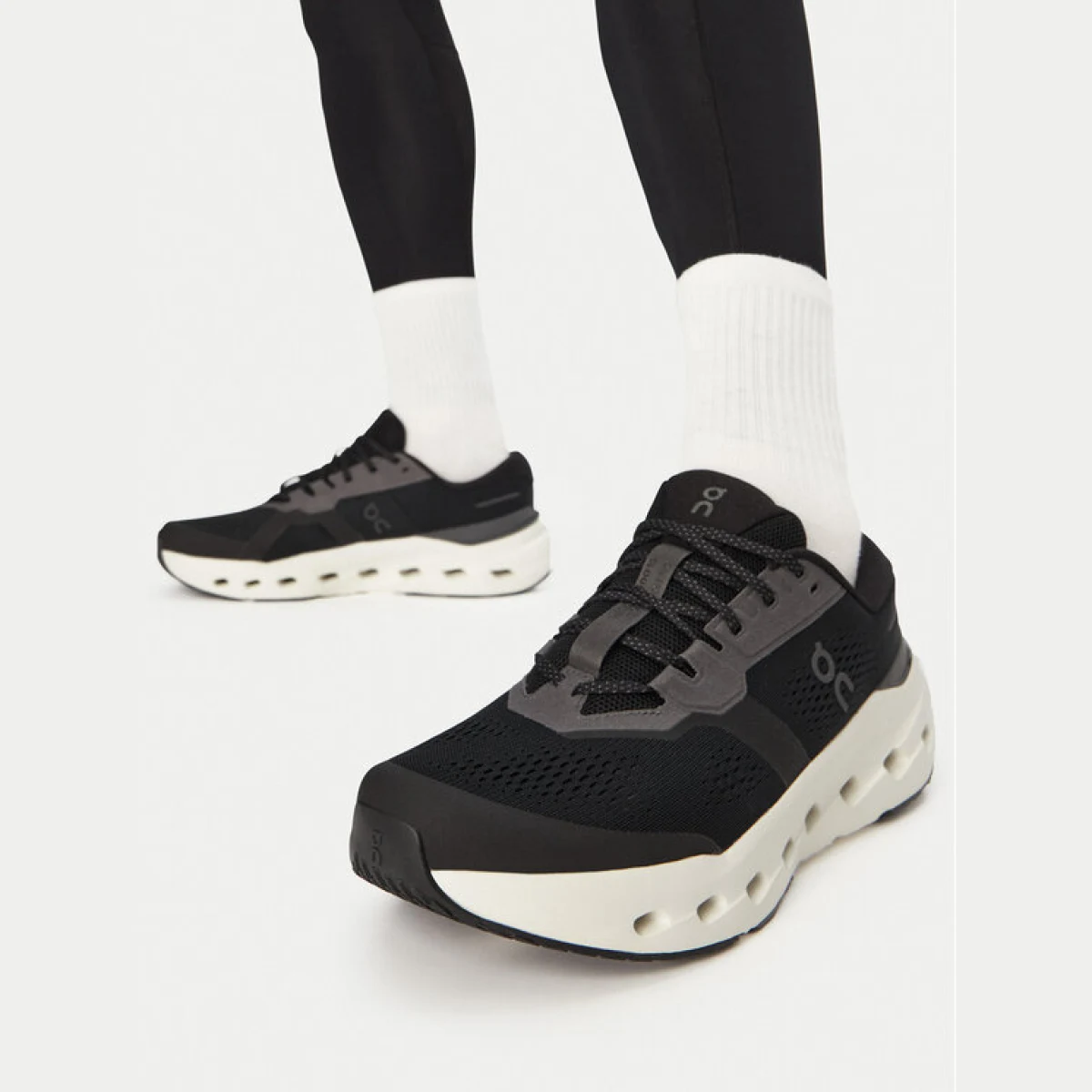 On Tenisice za trčanje Cloudrunner 3 3MG10071430 Crna · záber 2