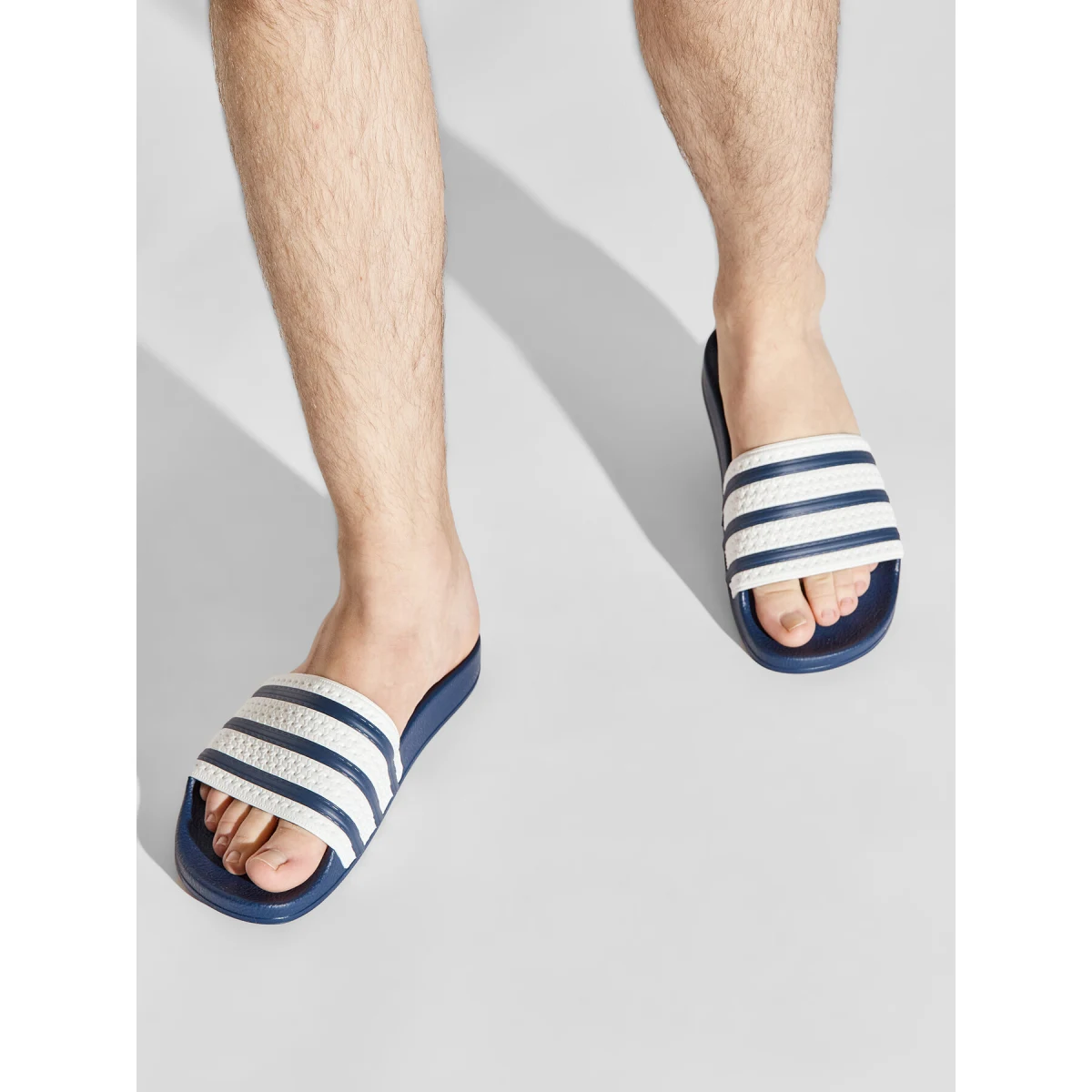 Natikače adidas adilette G16220 Bijela - Veličina: 35,5 | Boja: biela | Dobna skupina: Odrasli | Spol: Muško · záber 2