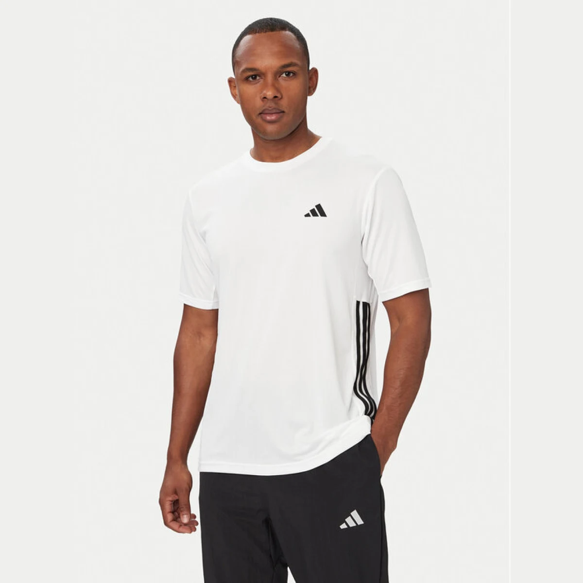 adidas T-shirt Workout Essentials Base 3-Stripes KD0699 Bijela Regular Fit · záber 2