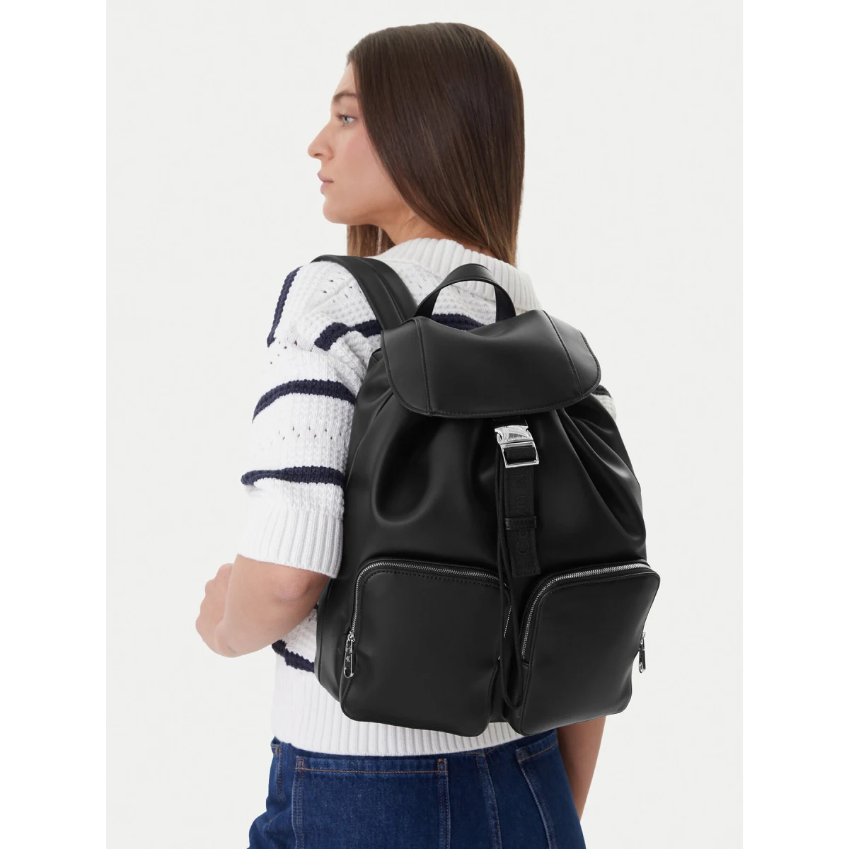 Ruksak Calvin Klein Webbing Strap Flap LV04F3590G Crna · záber 2