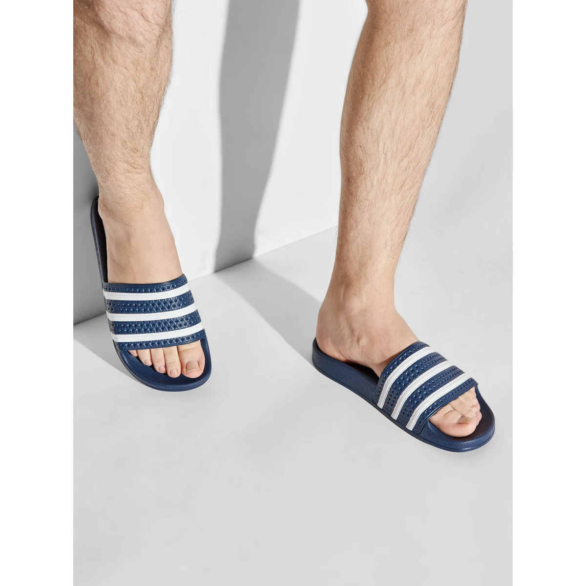 Natikače adidas adilette 288022 Tamnoplava - Veličina: 35,5 | Boja: modrá | Dobna skupina: Odrasli | Spol: Unisex · záber 2