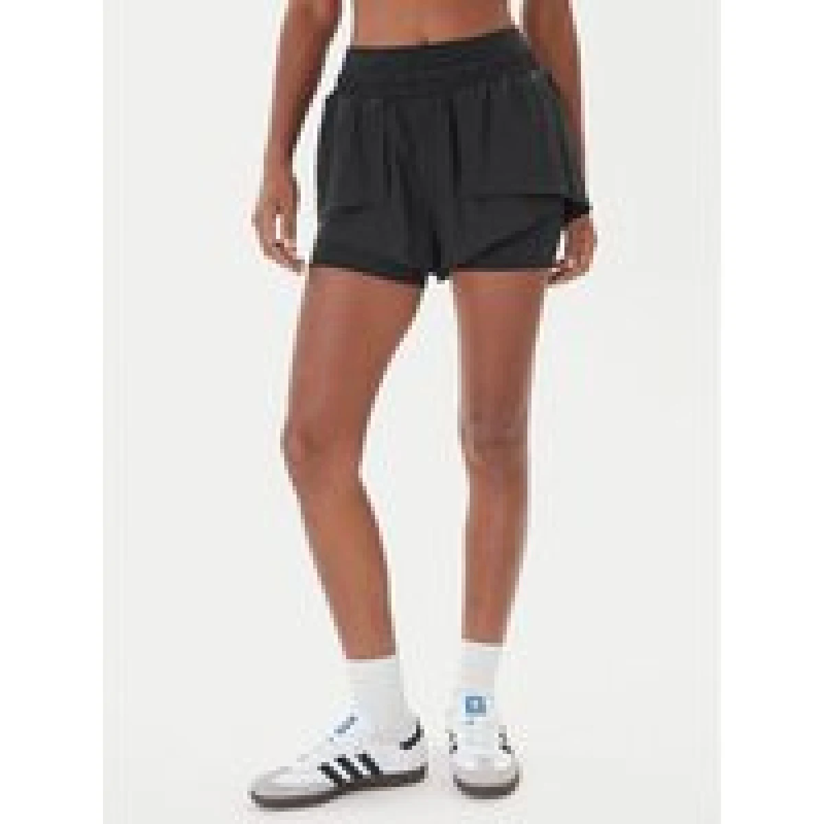 Girlfriend Collective Sportske kratke hlače Fallon 4093 Crna Regular Fit · záber 1