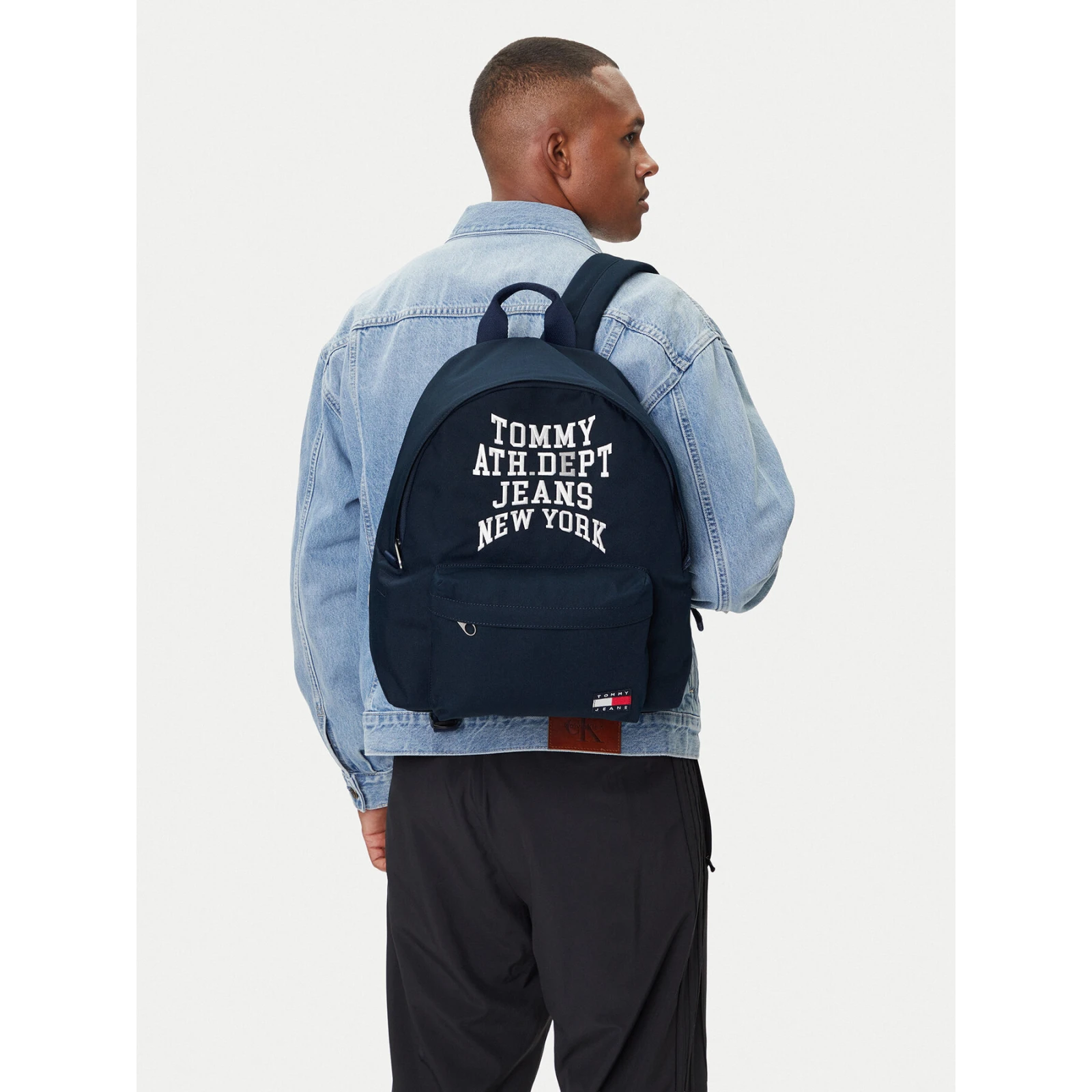 Ruksak Tommy Jeans Tjm Multi Graphic Dome Backpack AM0AM13730 Tamnoplava · záber 2