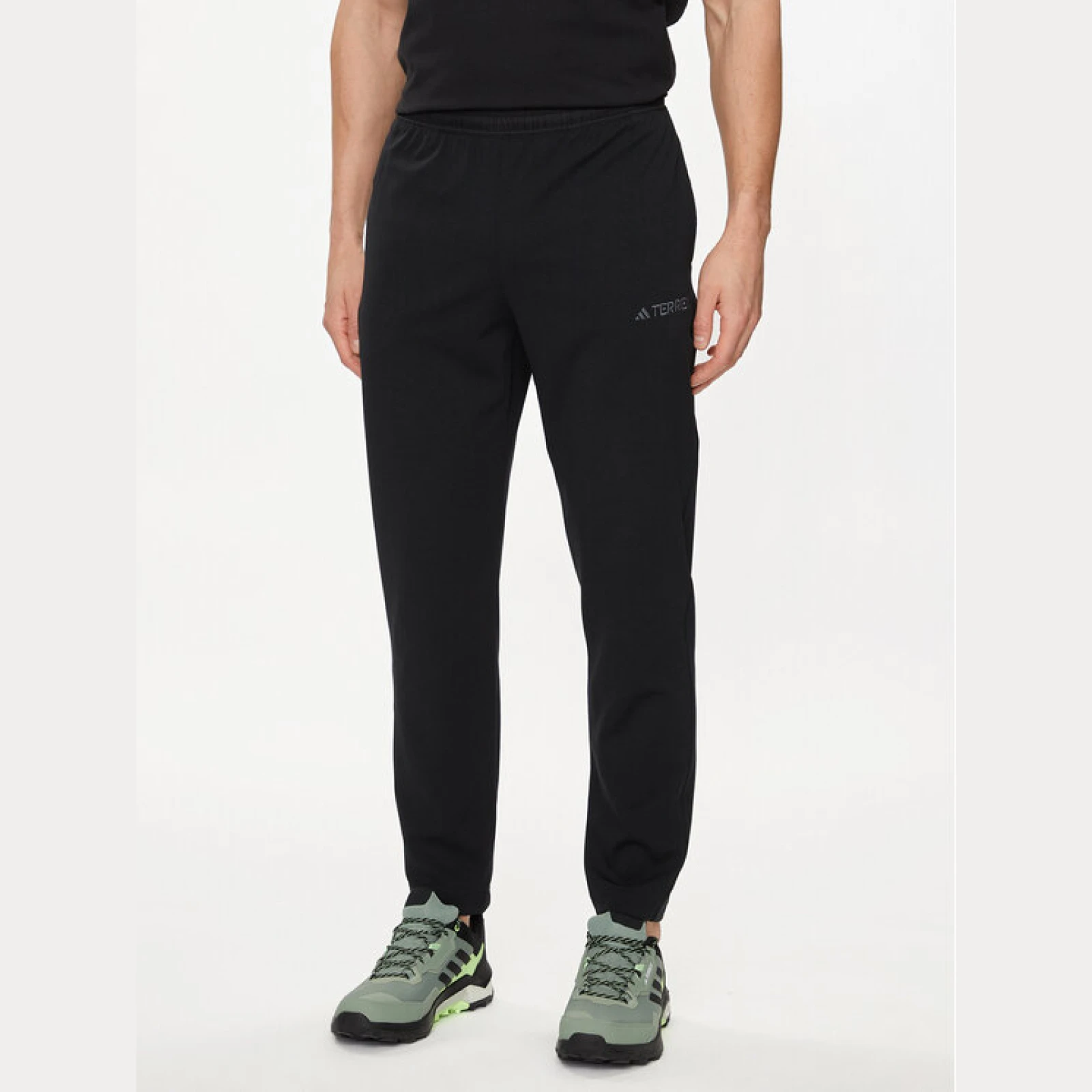 adidas Outdoor hlače Terrex Multi IN4604 Crna Loose Fit · záber 2