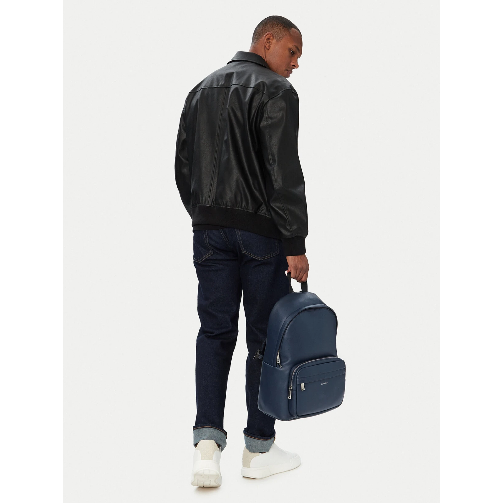 Putni ruksak Calvin Klein Raised Round Backpack LV04D3155G Tamnoplava · záber 2