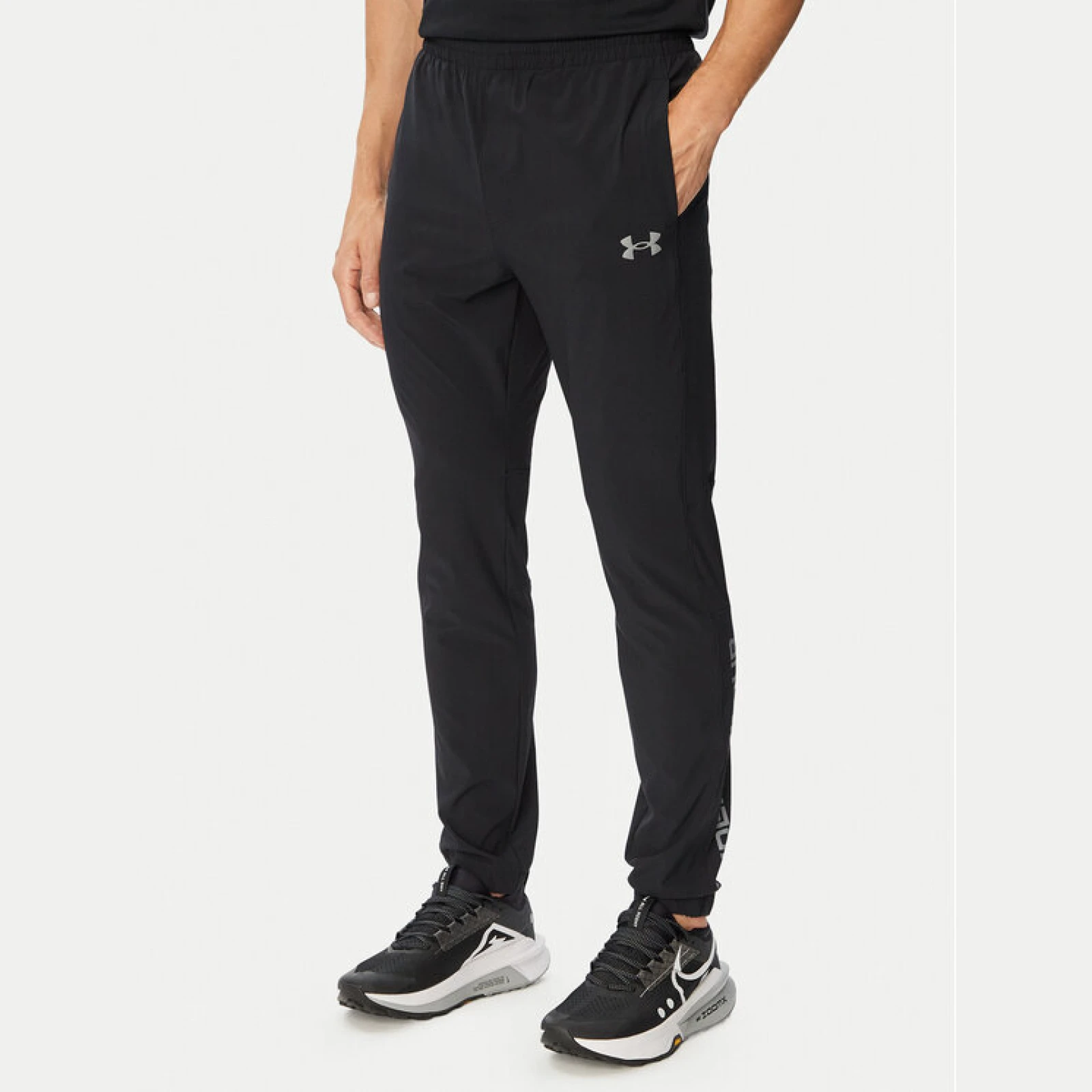 Under Armour Donji dio trenerke Tech™ Utility 6013802 Crna Regular Fit - Veličina: S | Boja: čierna | Dobna skupina: Odrasli | Spol: Muško · záber 2