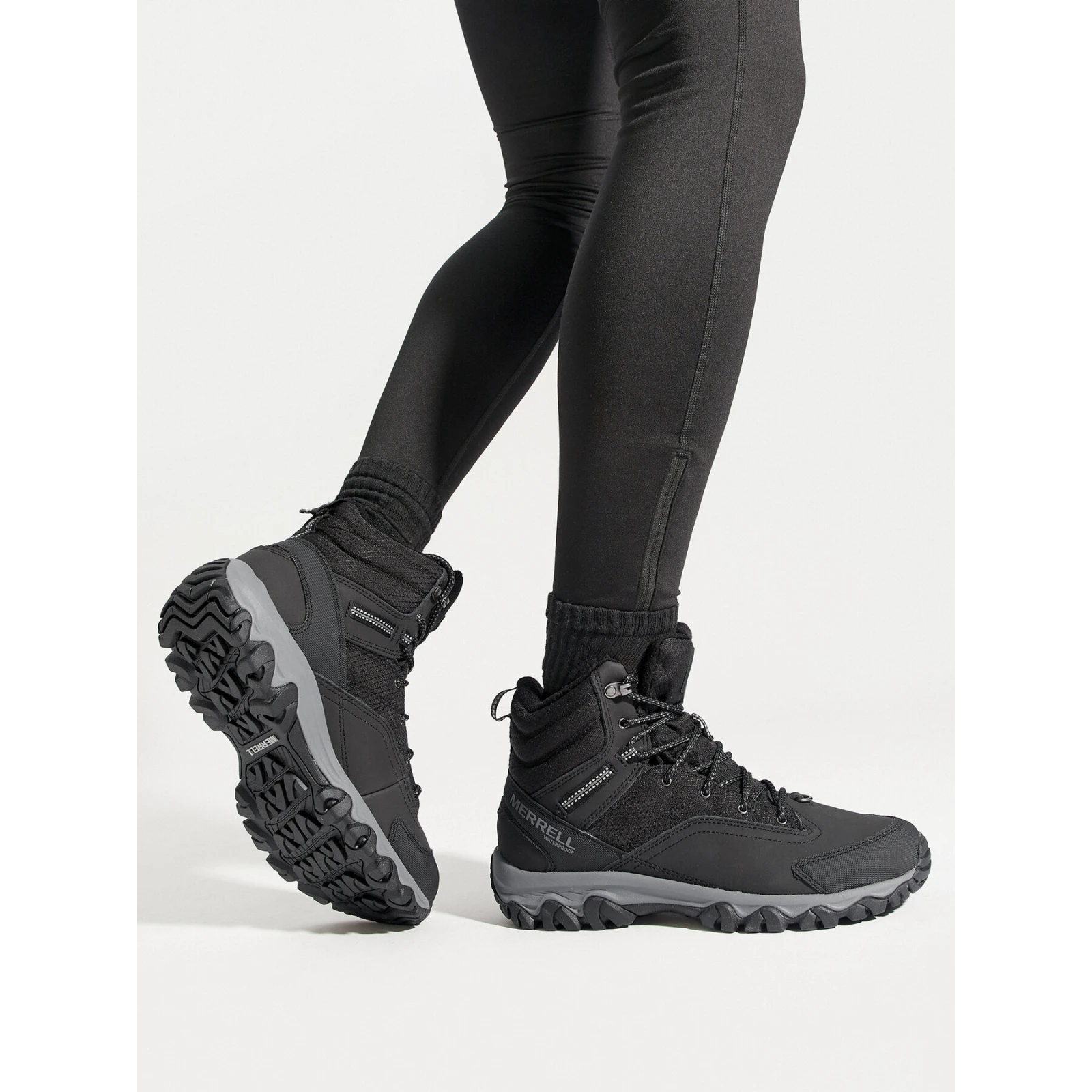 Trekking Merrell Thermo Akita Mid Wp J036441 Crna · záber 2