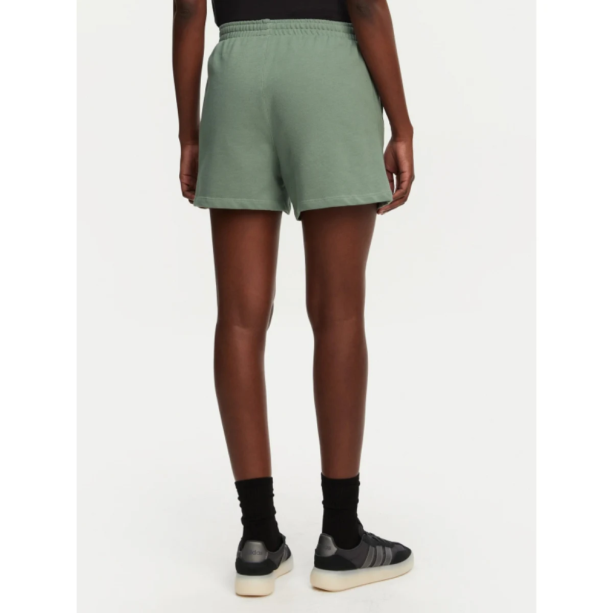 Női sortok ADIDAS ORIGINALS ESS SHORTS-SILGRN · záber 3