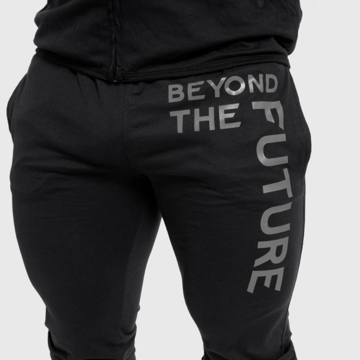 Férfi Slim Fit melegítőnadrág Beyond the Future, fekete · záber 5