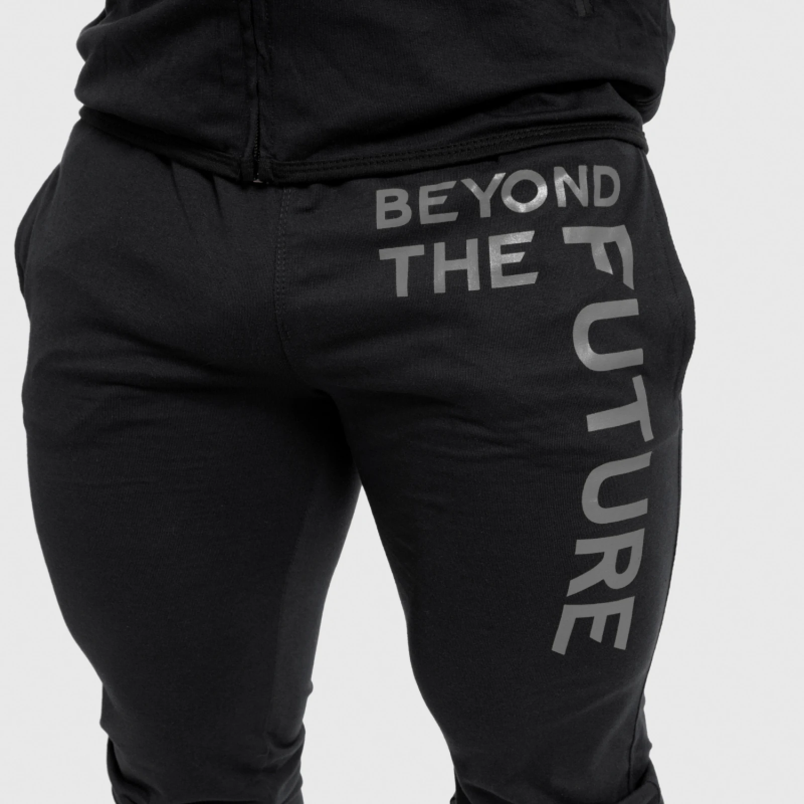 Férfi Slim Fit melegítőnadrág Beyond the Future, fekete · záber 5