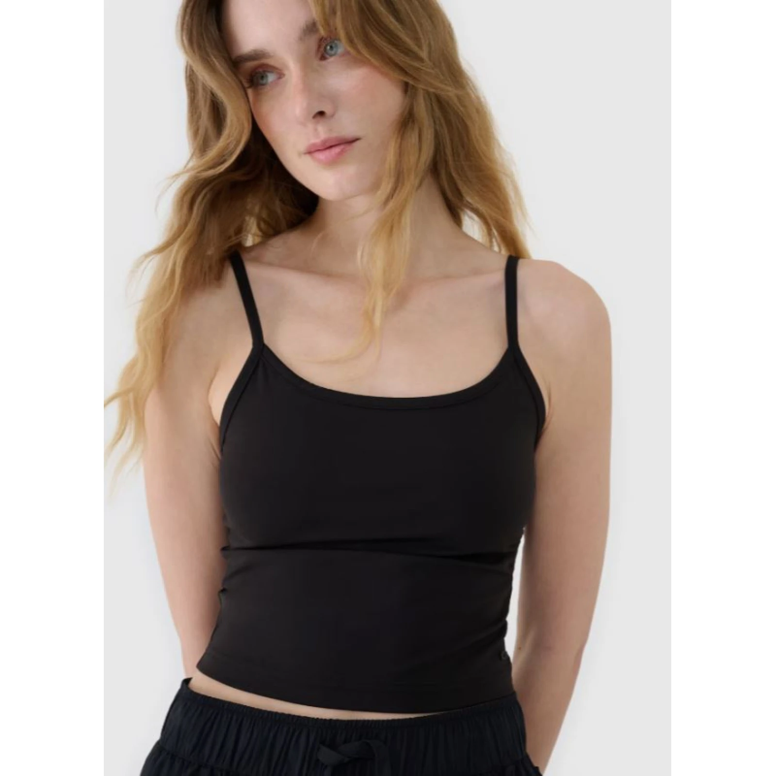 Női trikó 4F SLEEVELESS F127-20S-DEEP BLACK · záber 2