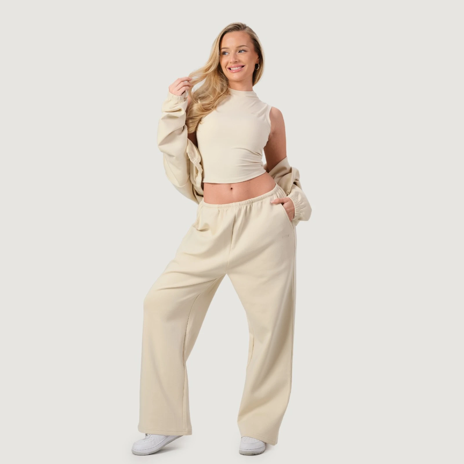 GymBeam Women‘s NEO Zip-Up Sweatshirt Almond · záber 5