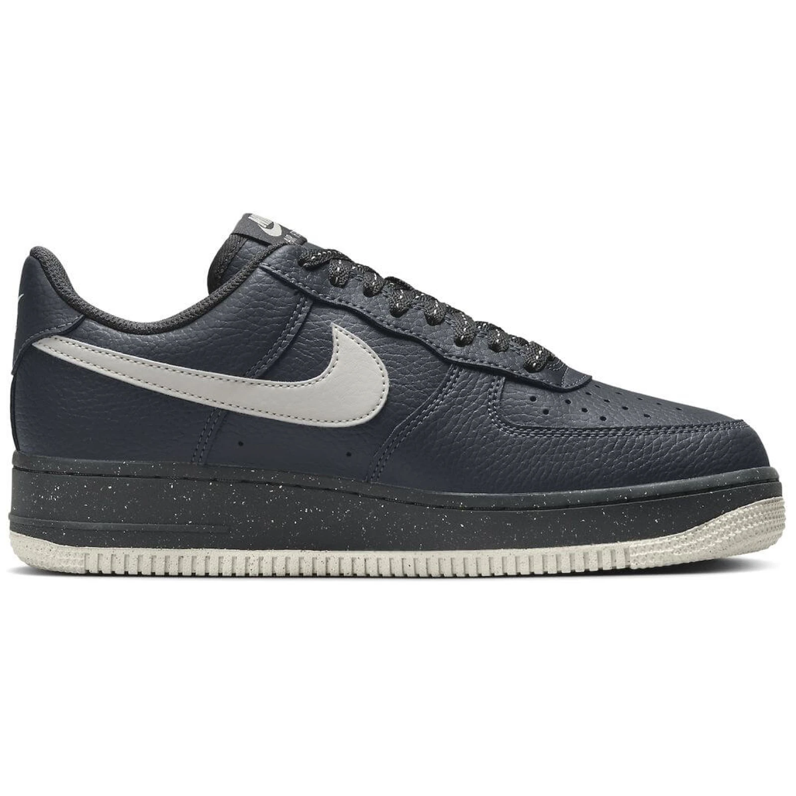 Nike Air Force 1 '07 - 41 · záber 3