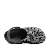 Fiú kroksik (szabadidőcipő) CROCS Classic Camo Clog K black grey · záber 4