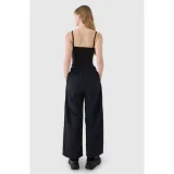 Női trikó 4F SLEEVELESS F127-20S-DEEP BLACK · záber 4