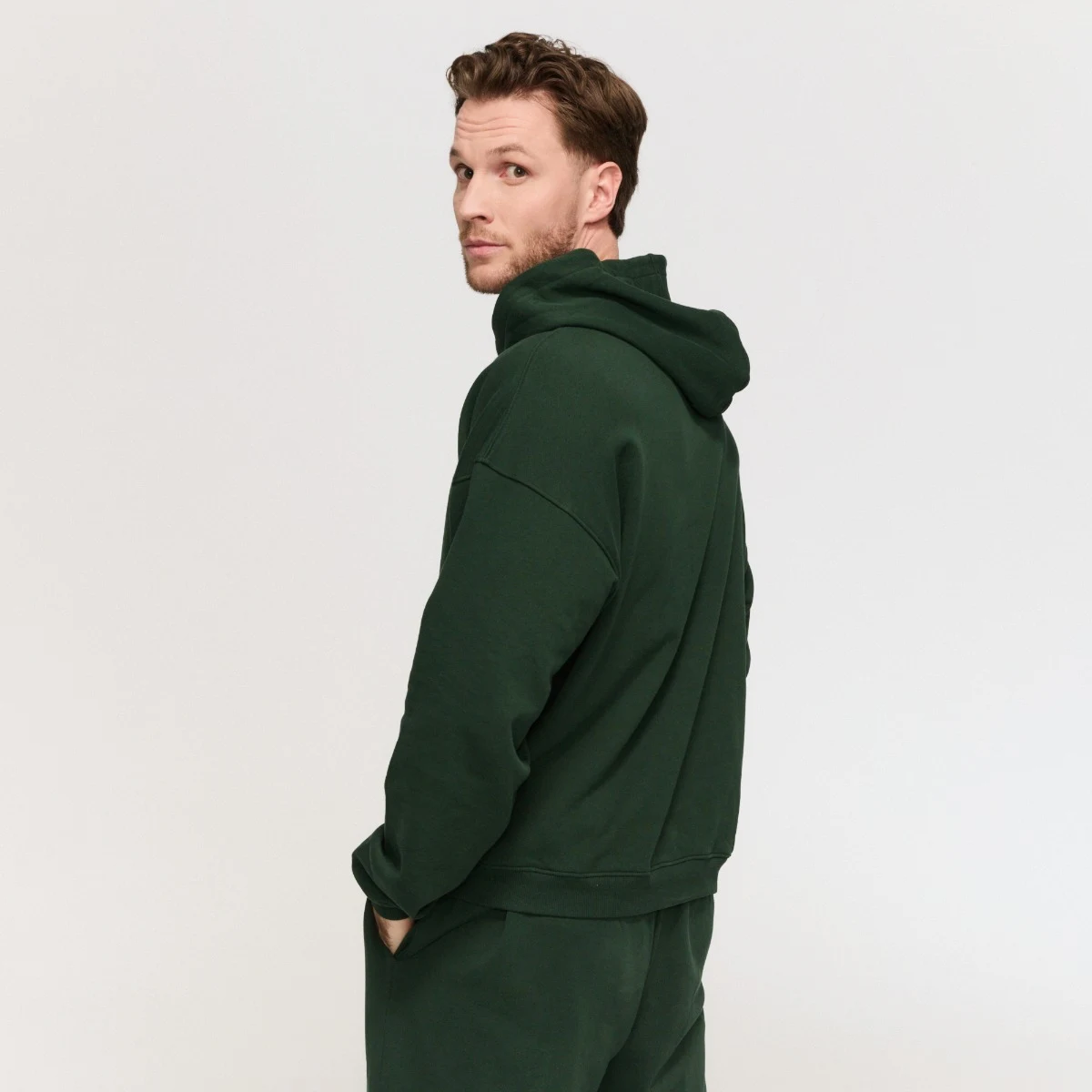 GymBeam Varsity Hoodie Green - Rozmiar: XL | Kolor: Zielony | Waga: 0,7292 g | Opakowanie: 18 · záber 4