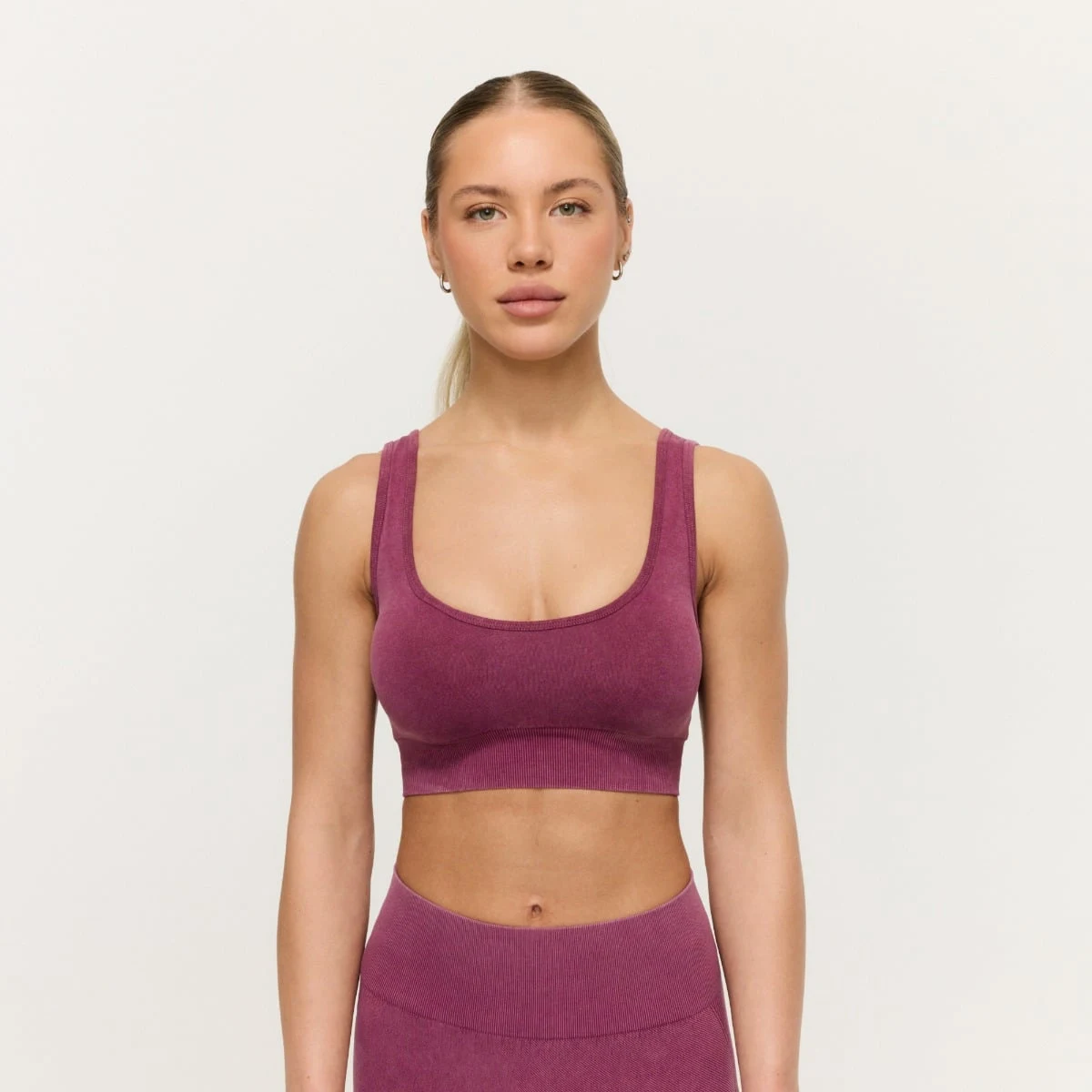 GymBeam Lift Seamless Sports Bra Plum - Rozmiar: XS | Kolor: Czerwony | Waga: 0,086 g | Opakowanie: 70 · záber 1