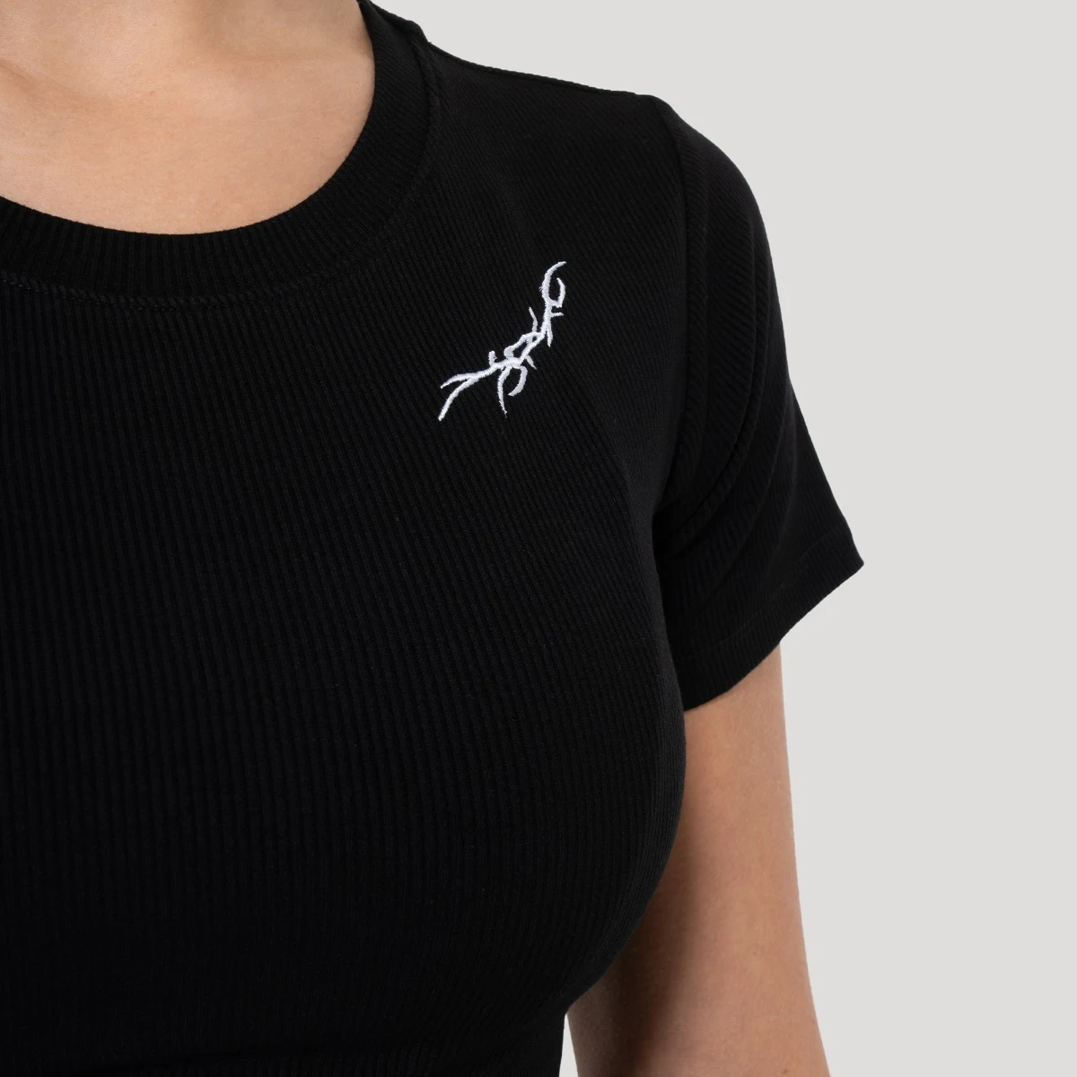 GymBeam Women‘s Tribal Ribbed T-shirt Black - Rozmiar: XL | Kolor: Czarny | Waga: 0,1961 g | Opakowanie: 100 · záber 3
